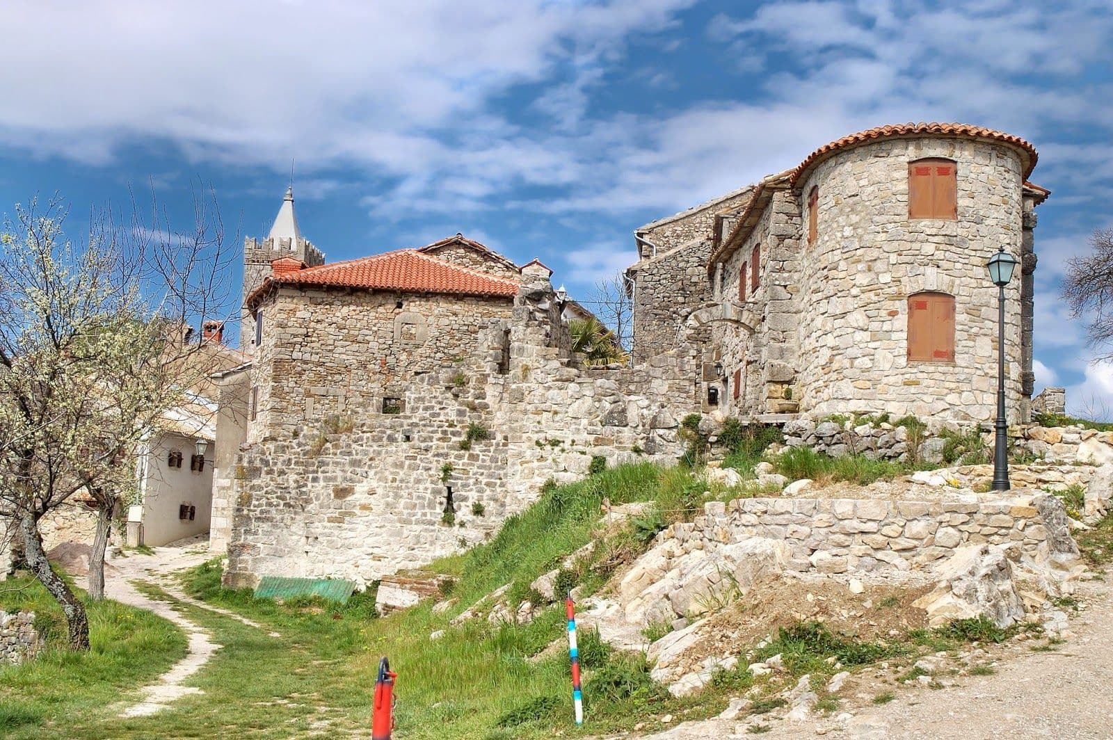 Hum najmanji grad na svijetu Colours of Istria